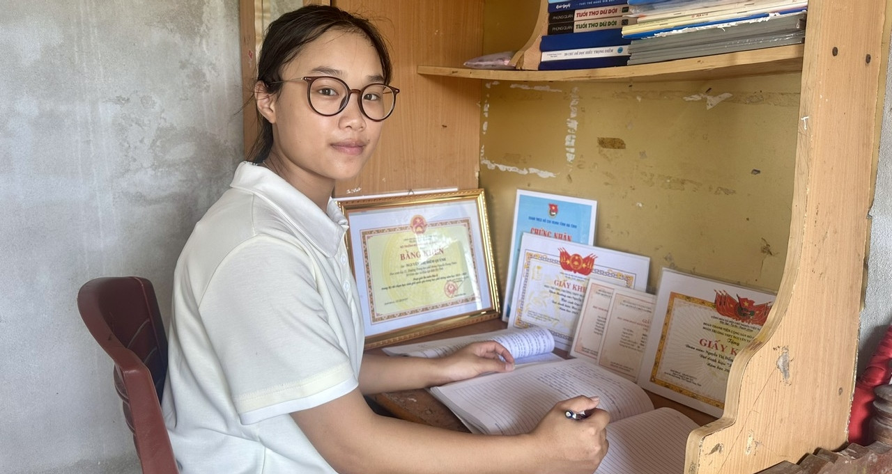 Nữ sinh mồ côi đoạt 2 giải học sinh giỏi quốc gia, đau đáu nỗi lo ngày nhập học