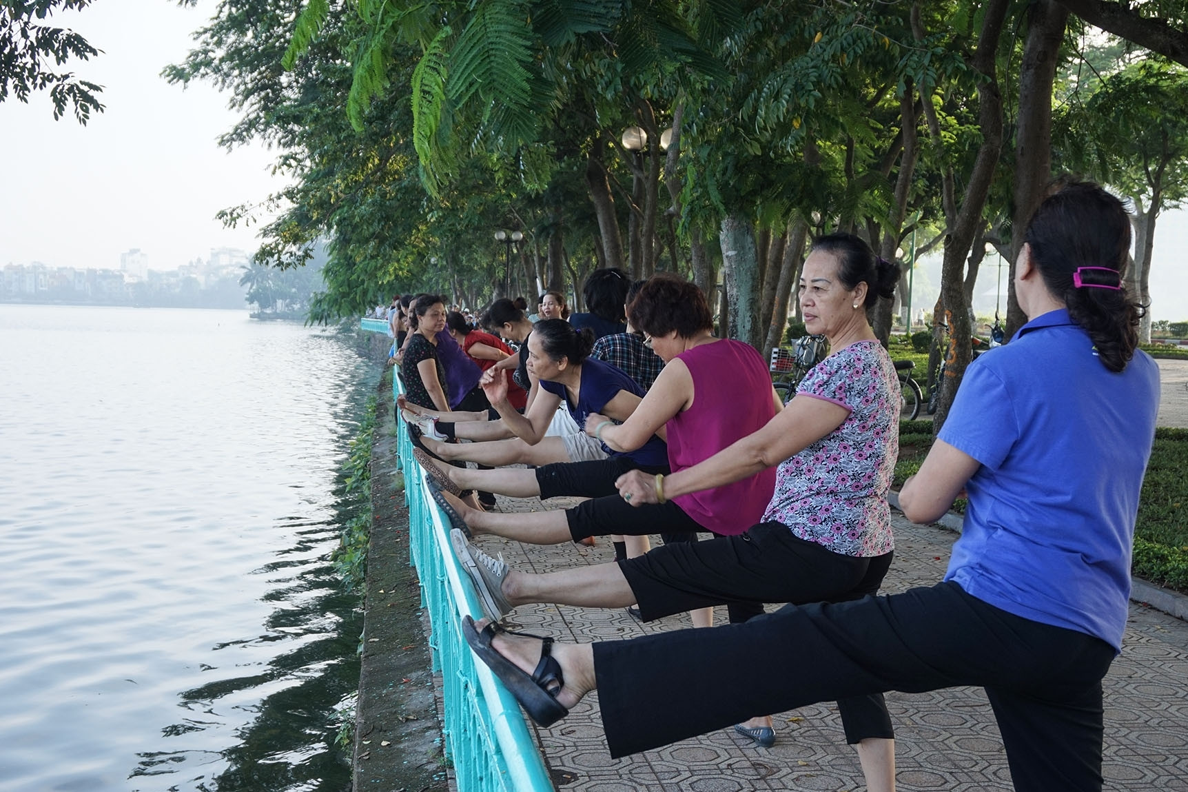 Áp lực của thế hệ 'bánh mỳ kẹp' khi dân số già đến nhanh
