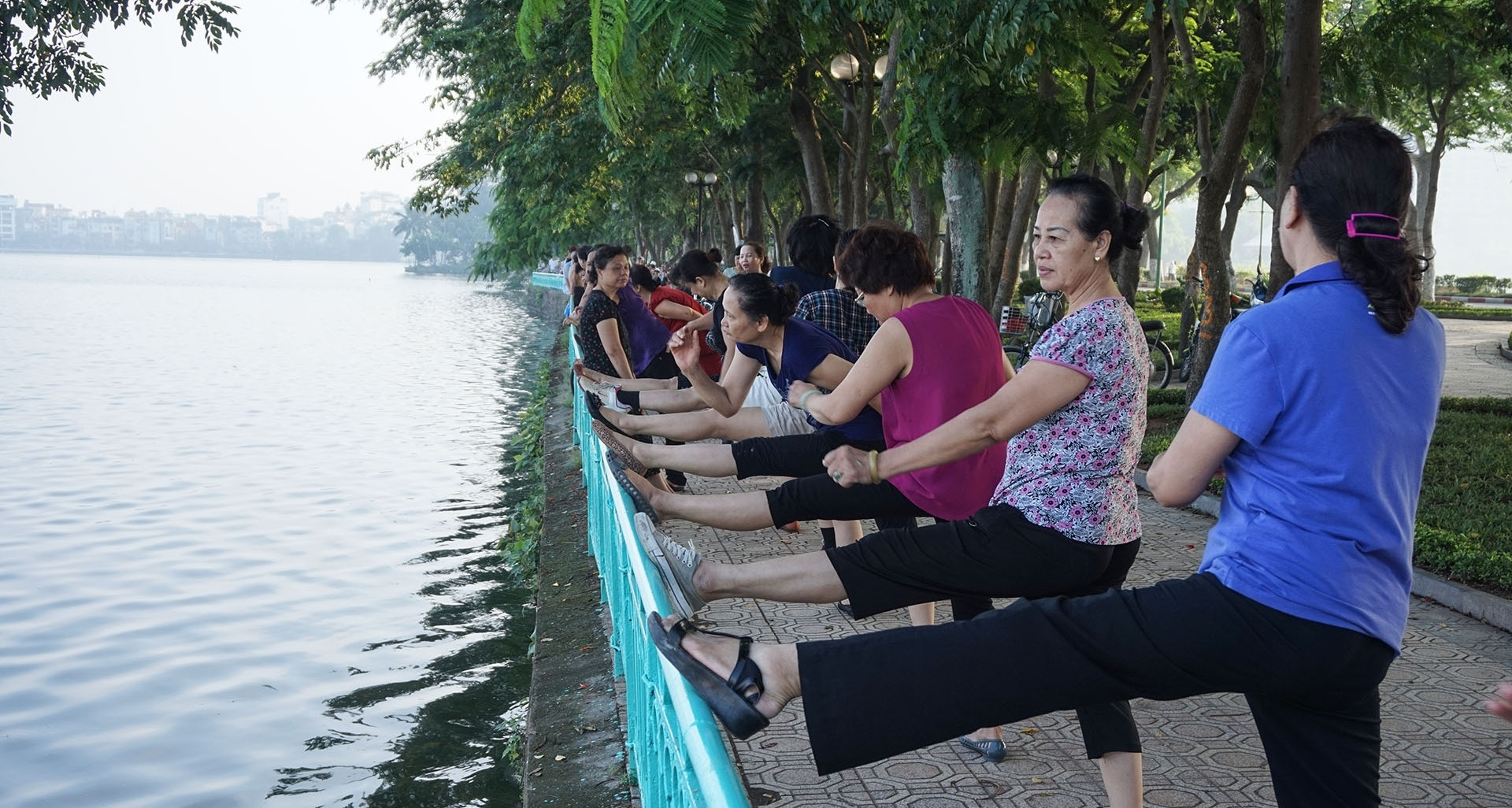Áp lực của thế hệ "bánh mỳ kẹp" khi dân số già đến nhanh