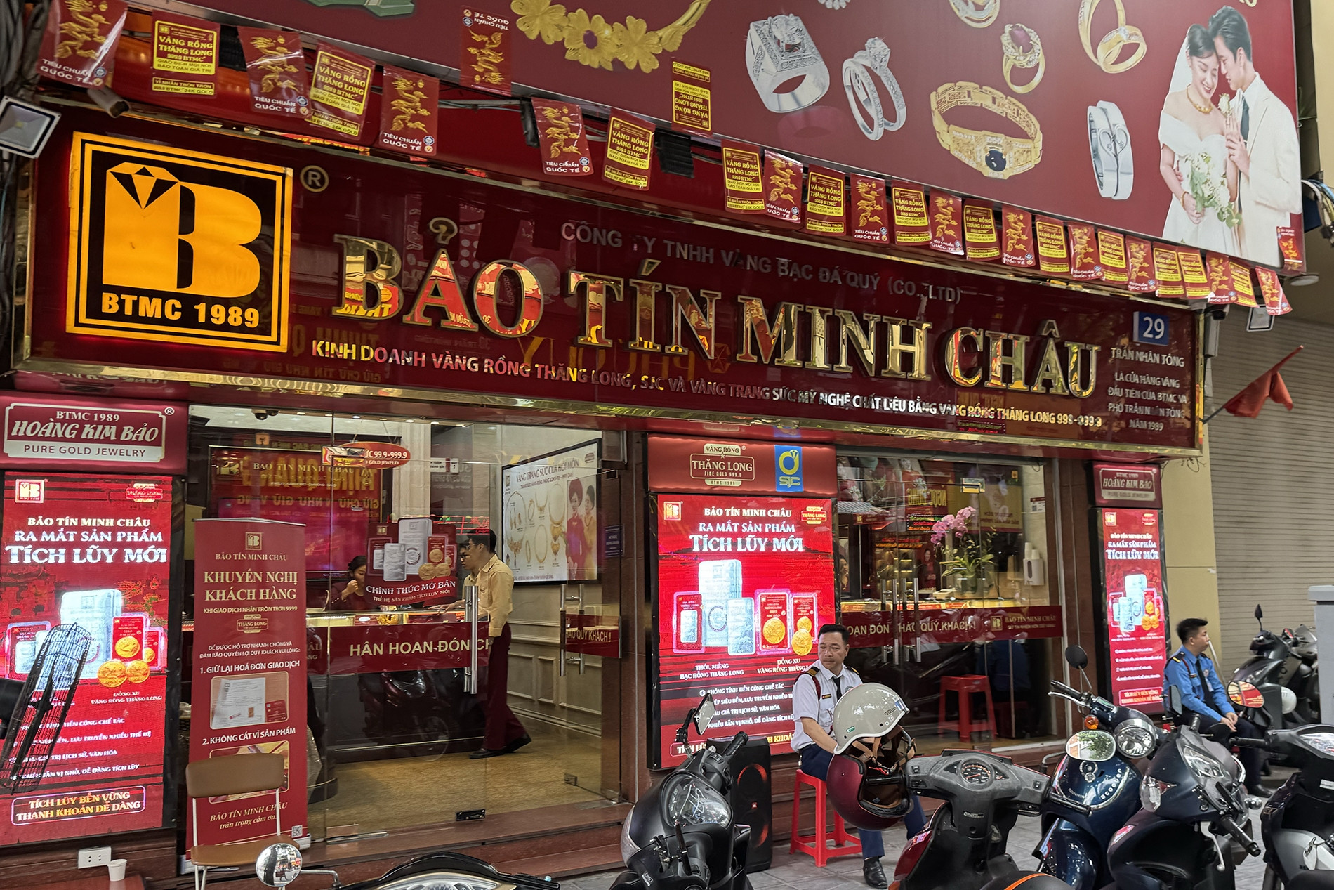 Cảnh tượng ở phố vàng Hà Nội lúc giá tăng cao khiến người đu đỉnh ‘nản lòng'