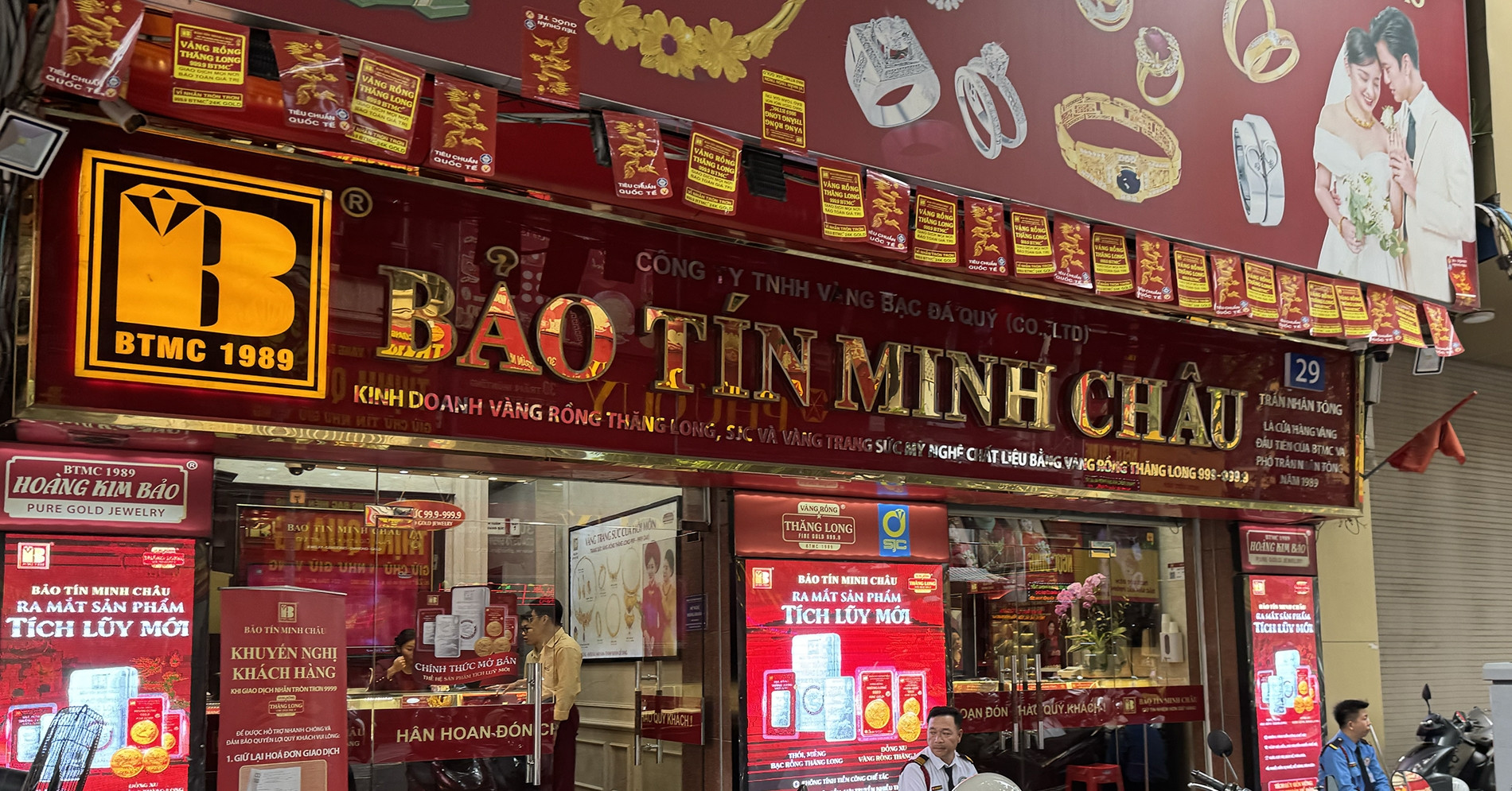 Cảnh tượng ở phố vàng Hà Nội lúc giá tăng cao khiến người đu đỉnh ‘nản lòng&amp;apos;