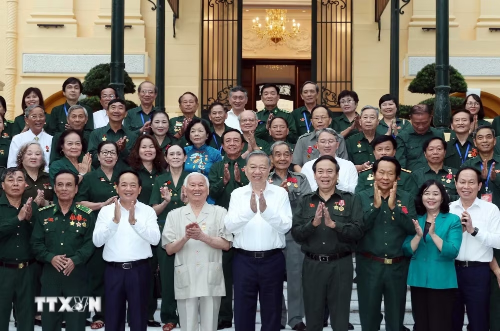ttxvn-tong-bi-thu-chu-tich-nuoc-to-lam-gap-mat-dai-bieu-du-dai-hoi-hoi-cuu-tnxp-viet-nam-8981581-11.jpg