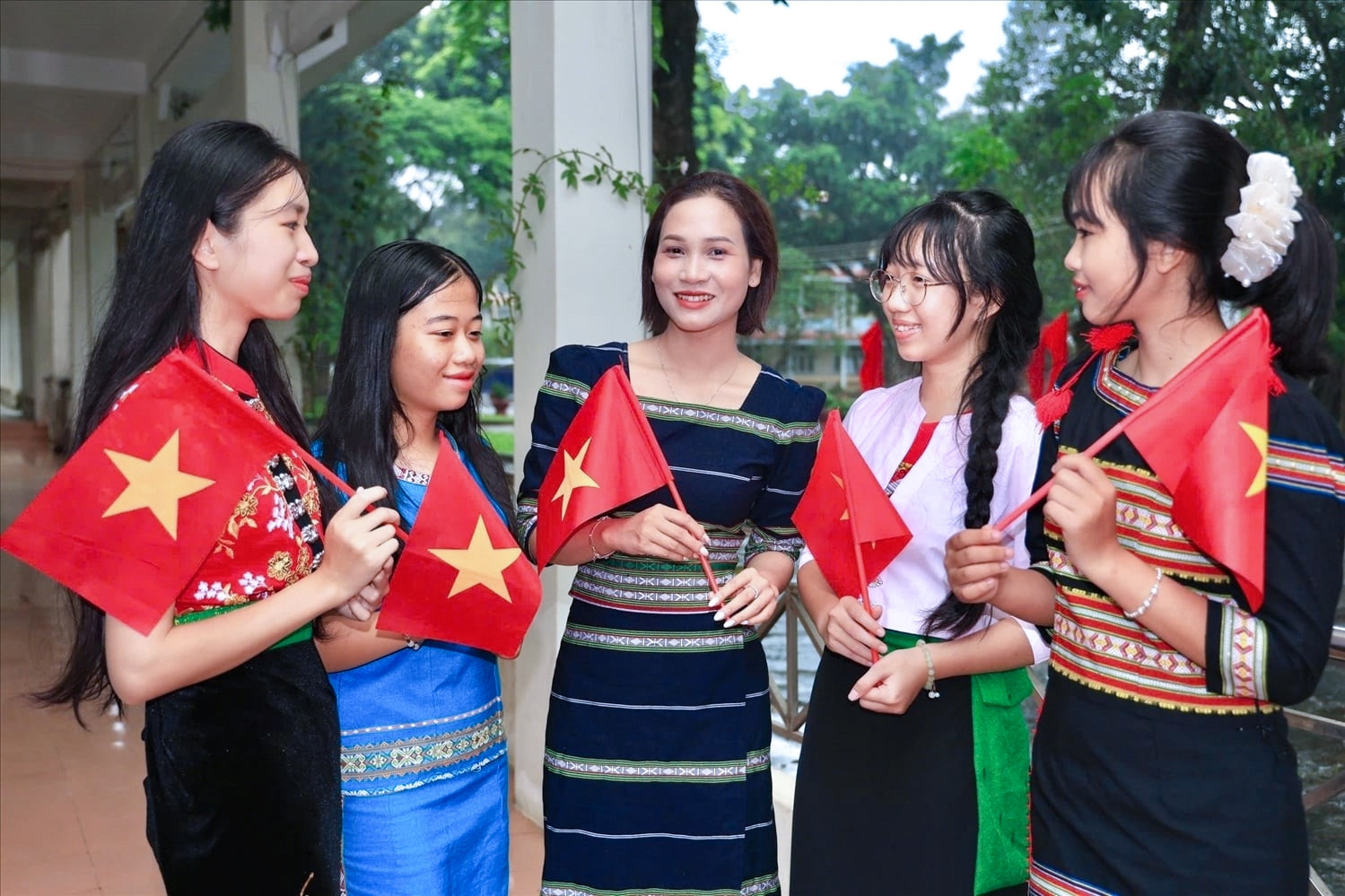 “Đi học có lương”: Điểm tựa nâng chất lượng giáo dục các dân tộc rất ít người