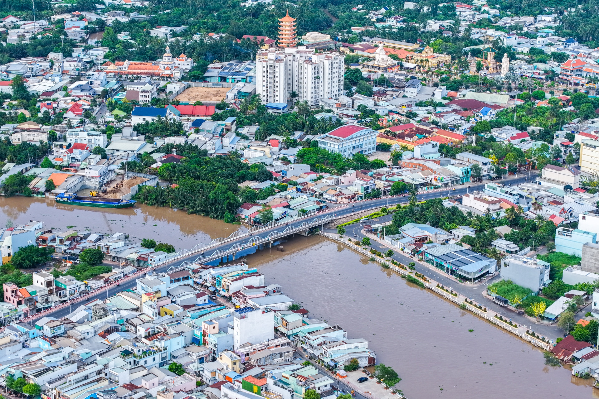 Đứng tên giùm anh 3 thửa đất, em gái bán 1 thửa, định bán tiếp thì lộ chuyện