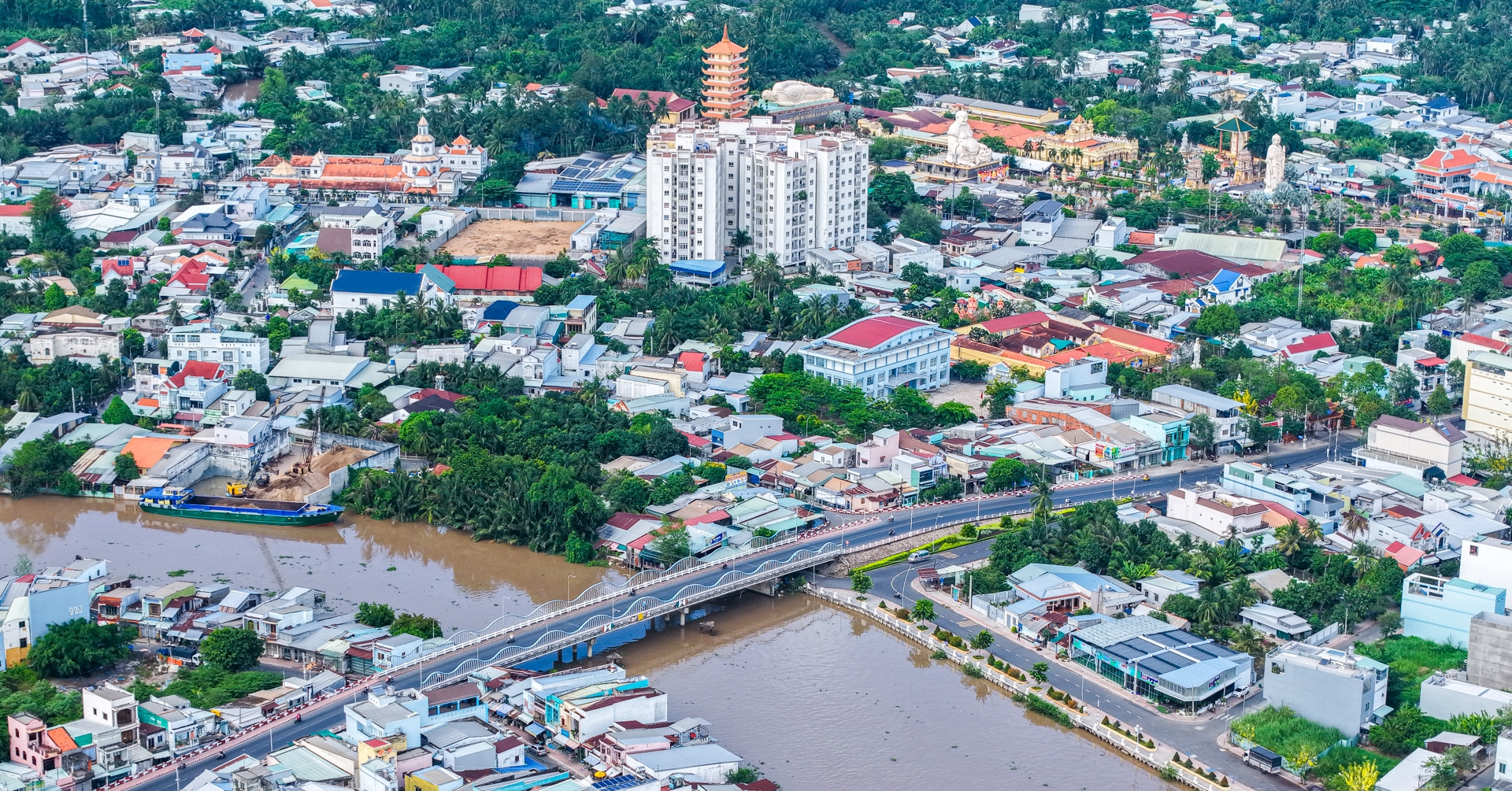 Đứng tên giùm anh 3 thửa đất, em gái bán 1 thửa, định bán tiếp thì lộ chuyện
