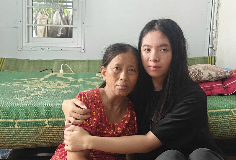 Mẹ nghèo mắc suy thận mạn tính, lo con gái phải dang dở việc học hành