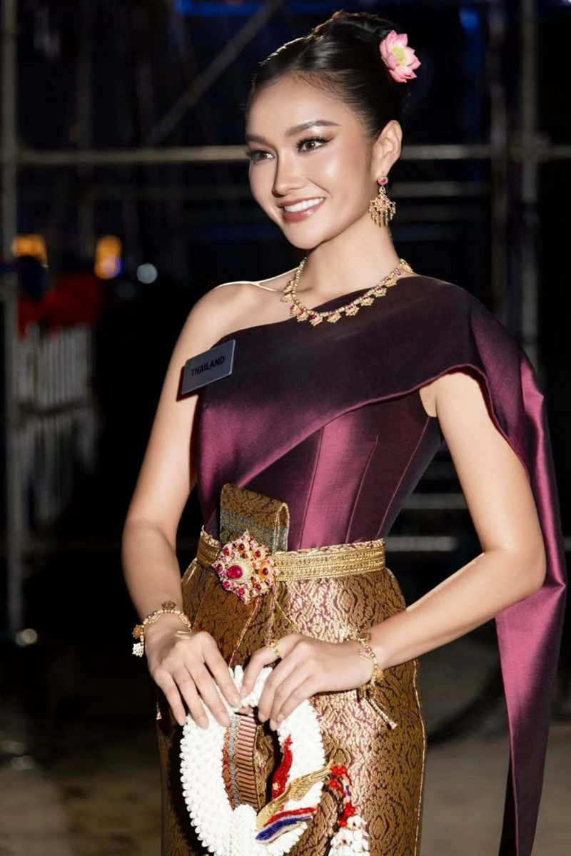 https://static-images.vnncdn.net/vps_images_publish/000001/000003/2026/8/25/miss-thailand-001-542.jpg