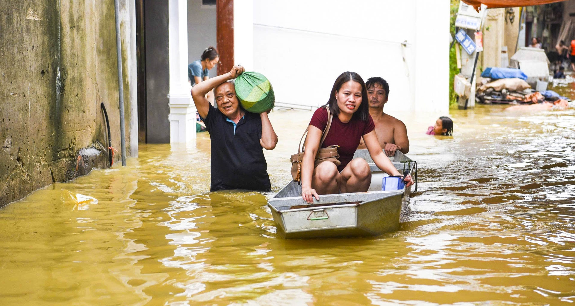 Nước lũ bao vây khu dân cư, người Bắc Ninh phải dùng thuyền đi lại
