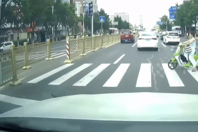 Ô tô phóng nhanh tông người phụ nữ chở trẻ em đang qua đường