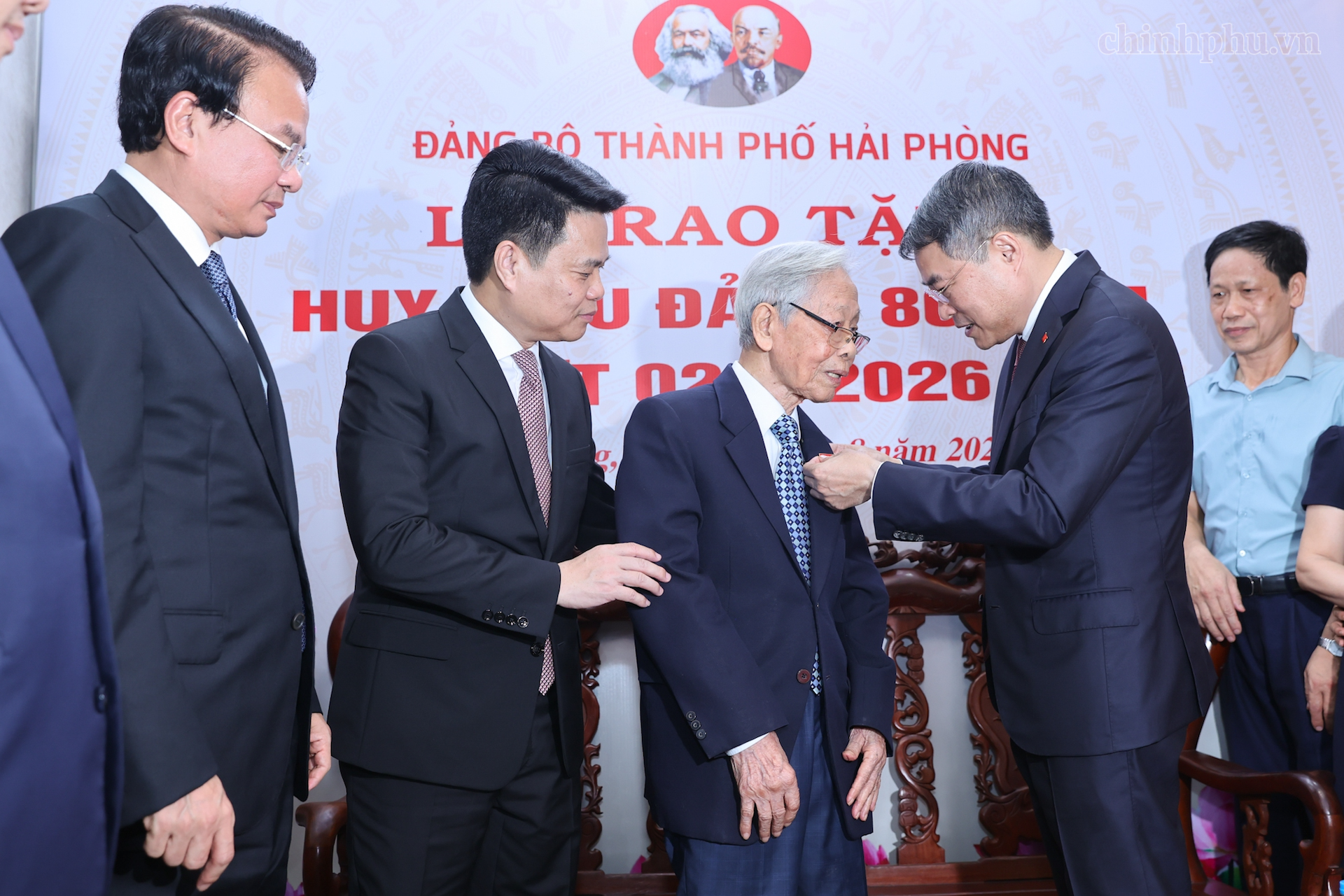 Thủ tướng Lê Minh Hưng trao Huy hiệu Đảng tặng các đảng viên lão thành