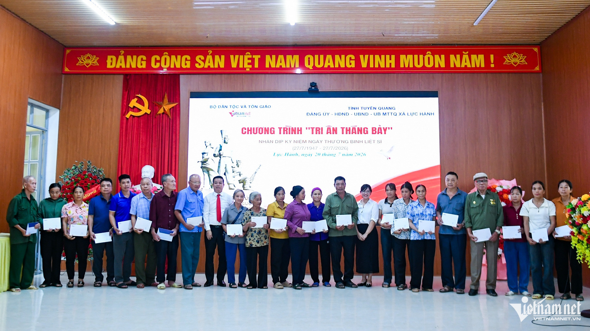trao quà lực hành.jpg