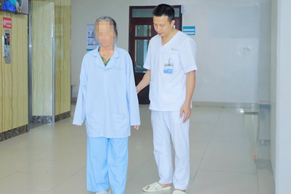 Từ liệt tứ chi, người phụ nữ 68 tuổi đứng dậy sau 21 ngày