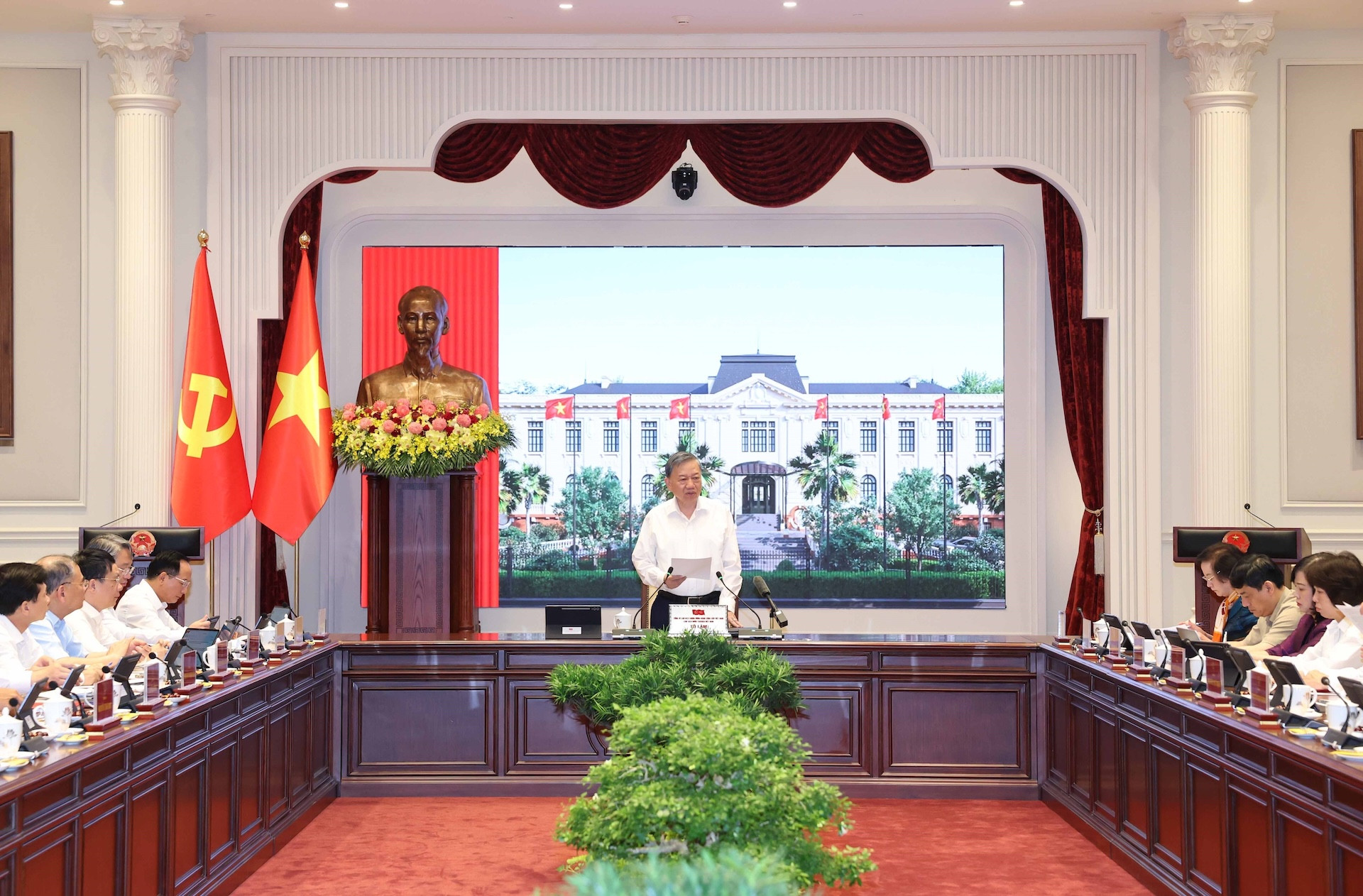 vna_potal_tong_bi_thu_chu_tich_nuoc_lam_viec_voi_dang_uy_chinh_phu_ve_thuc_hien_chinh_sach_an_sinh_xa_hoi_8981171.jpg