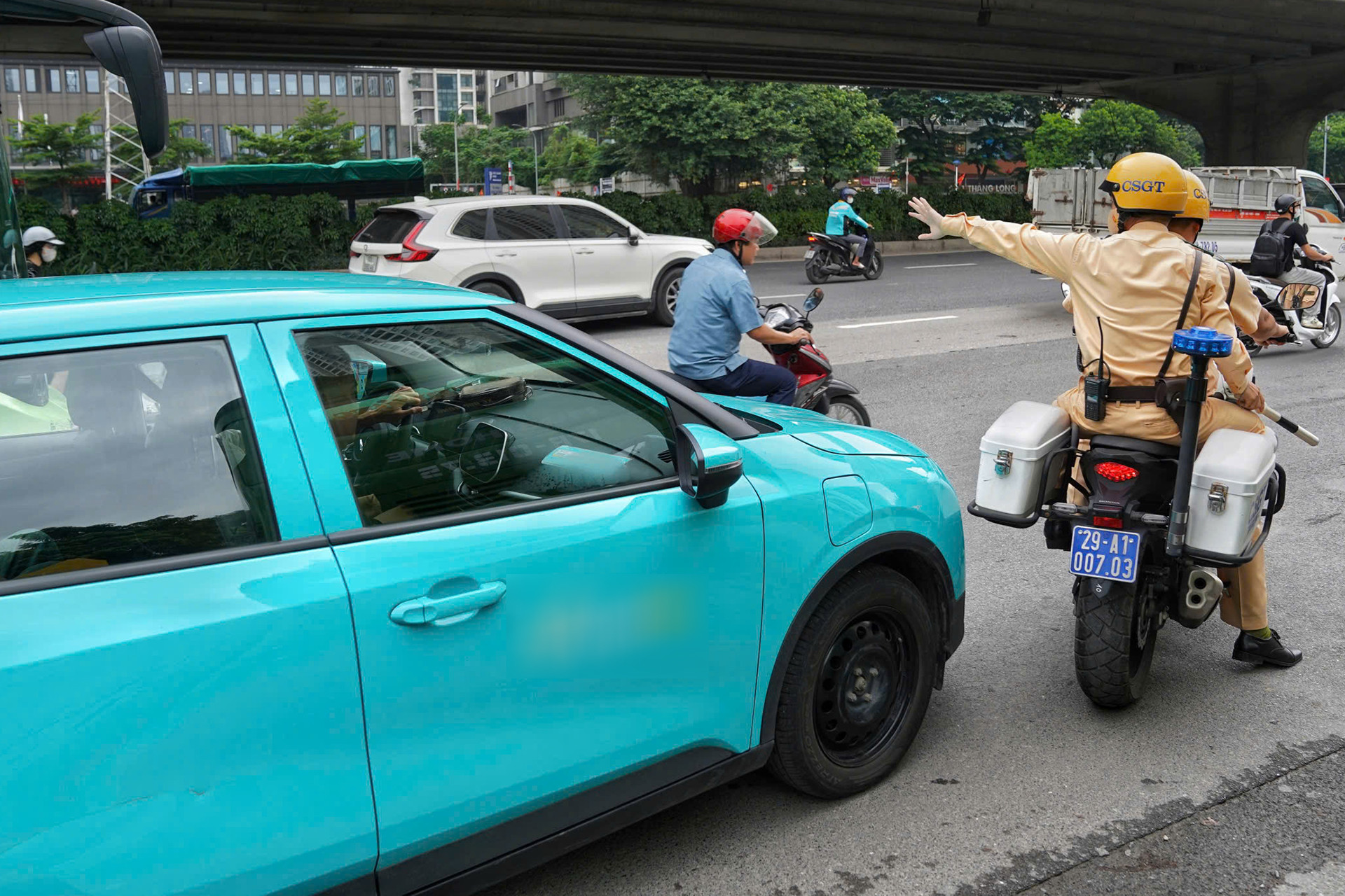 Taxi bất ngờ dừng giữa 'chốt' CSGT ở Hà Nội, đại úy công an hành động khẩn
