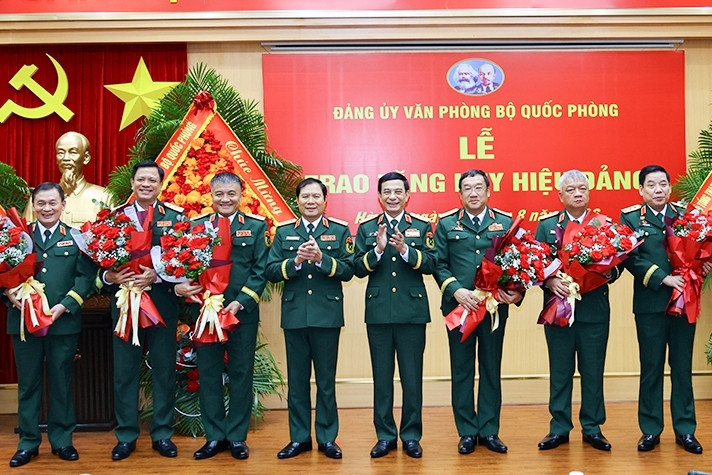 5 Thứ trưởng Bộ Quốc phòng nhận Huy hiệu 35 năm tuổi Đảng