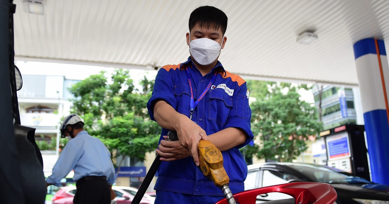 Giá xăng dầu hôm nay 26/8: Thế giới giảm, trong nước ngày mai điều chỉnh