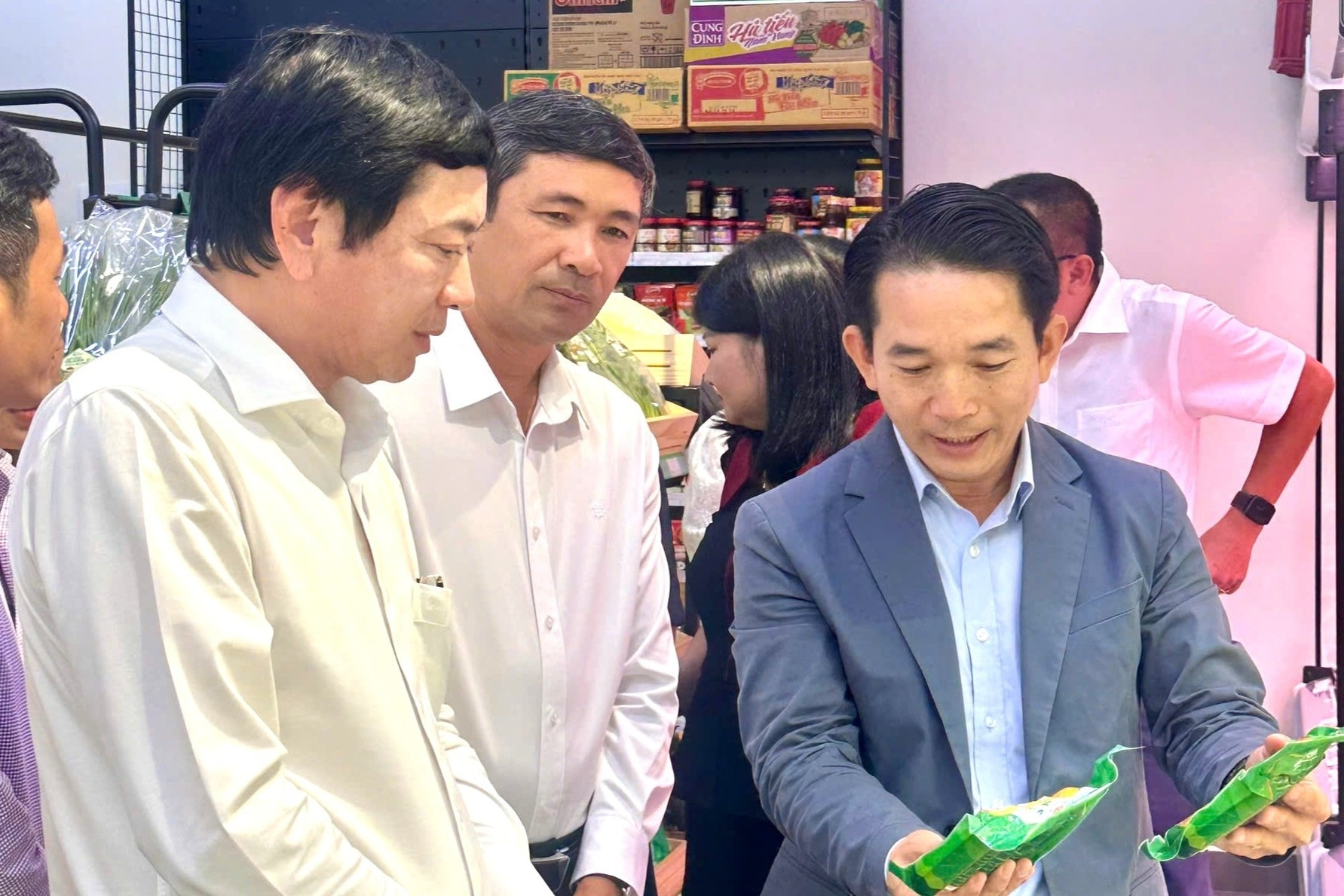 Bí thư xã đi tìm thực phẩm sạch cho học sinh trường nội trú