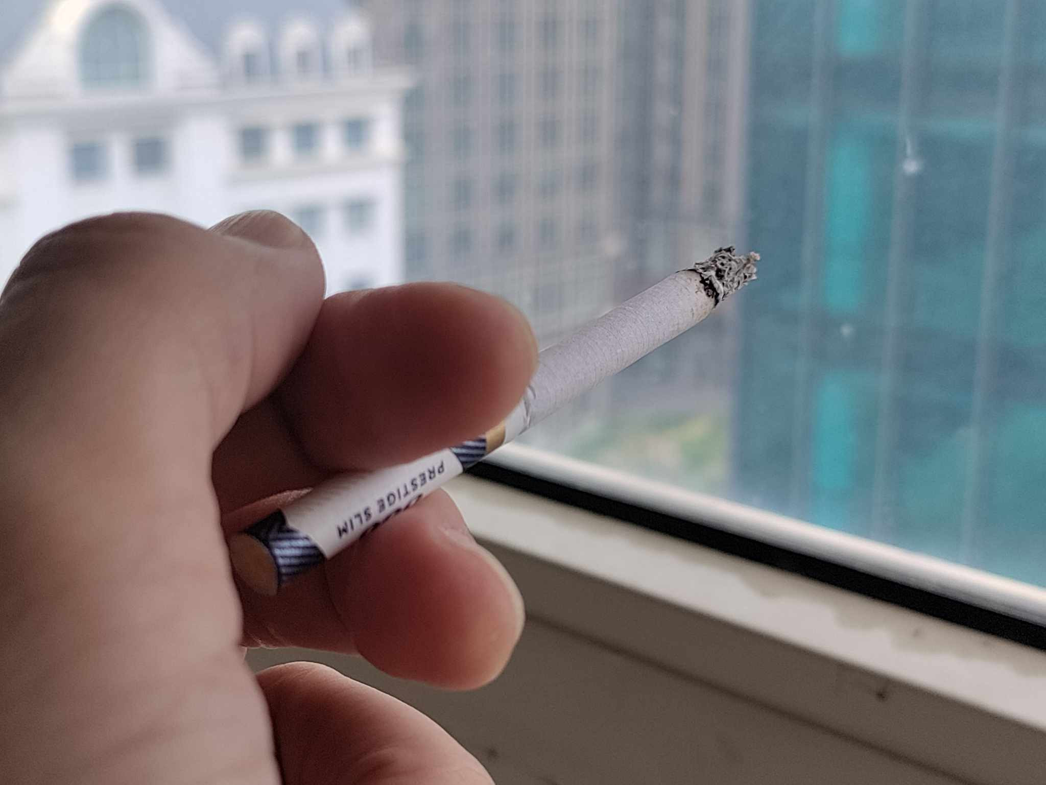 Xem phim còn kiểm soát được độ tuổi, sao mua thuốc lá lại không?