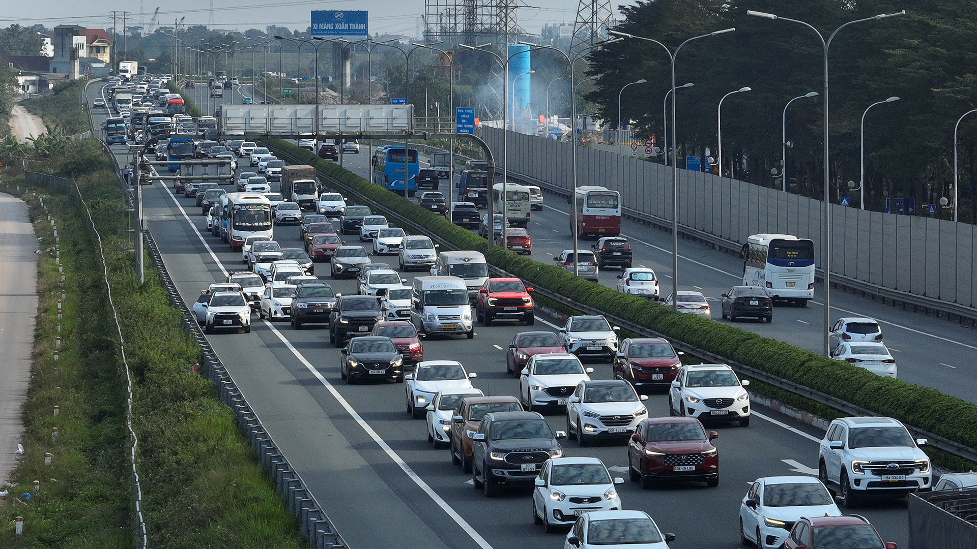 Phạt xe không giữ khoảng cách trên cao tốc: Đường ùn tắc, tài xế xử lý thế nào?