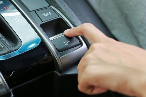 Chú ý gì khi lái xe ô tô sử dụng phanh tay điện tử?