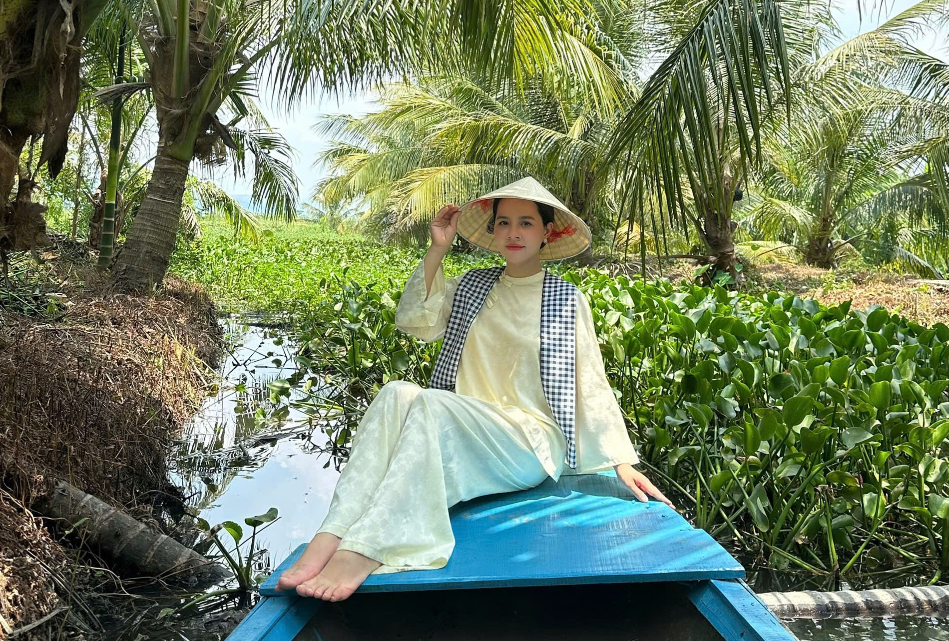 Điểm đến như 'miền Tây thu nhỏ' cách Hà Nội 140km, khách chèo xuồng, ngắm sen