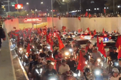 Dòng người ùn ùn trên đường Hà Nội mừng đội tuyển Việt Nam chiến thắng