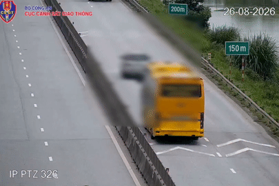 Hai trường hợp tài xế ô tô đầu tiên bị xử phạt vì không giữ khoảng cách trên cao tốc