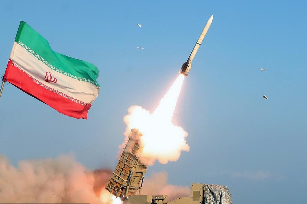 Iran tuyên bố nâng cao năng lực quân sự, treo thưởng bắt lính Mỹ