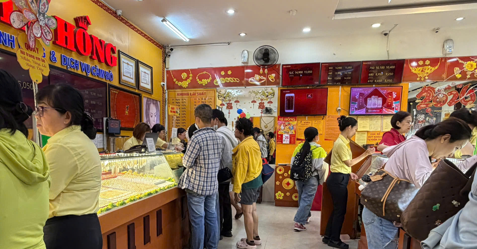 Không còn cảnh xếp hàng, người dân TPHCM vẫn âm thầm gom vàng vì "giá tốt"
