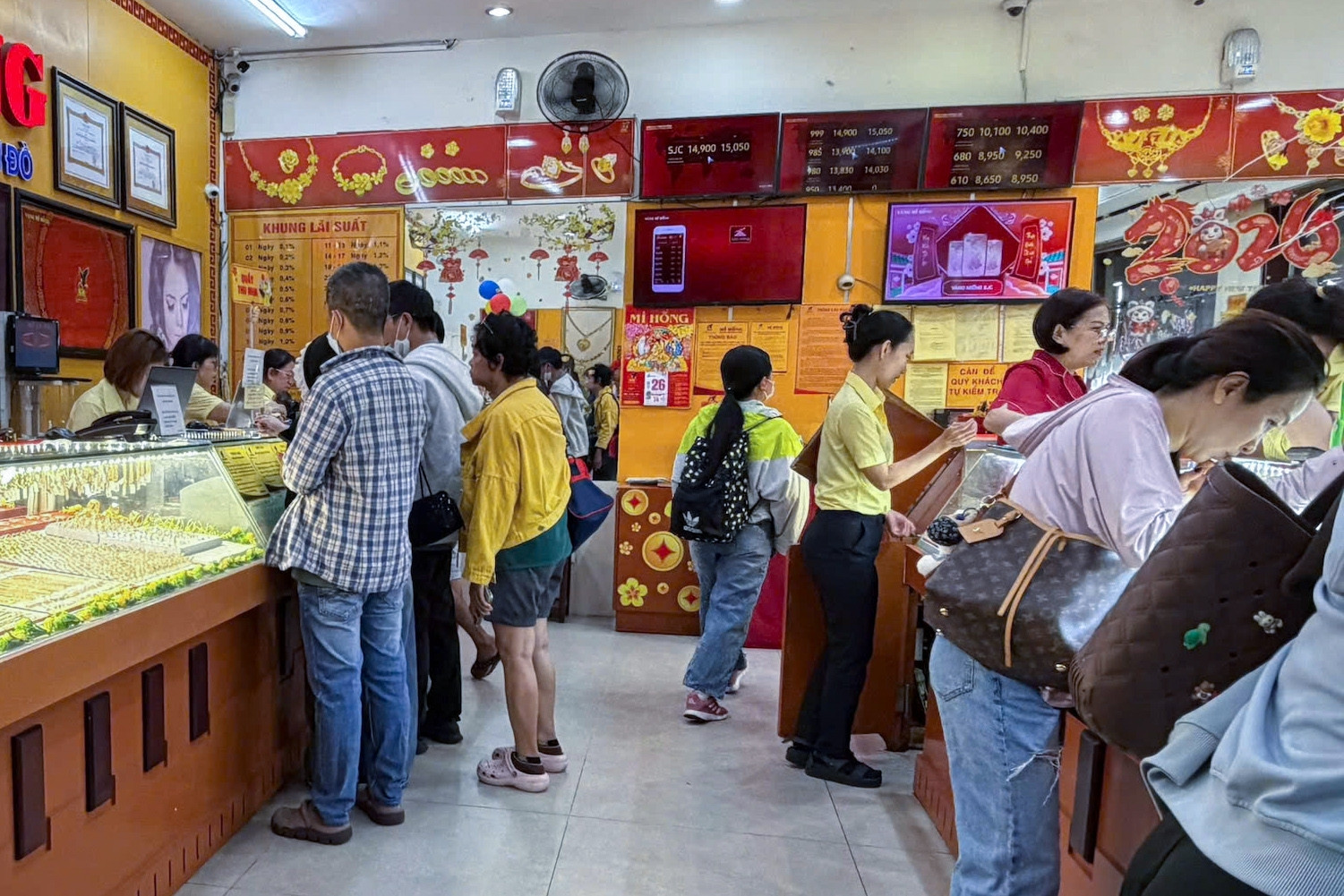 Không còn cảnh xếp hàng, người dân TPHCM vẫn âm thầm gom vàng vì 'giá tốt'