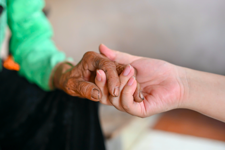 Mang đôi dép cũ của mẹ về thành phố, 10 năm sau con mới biết mình đã sai