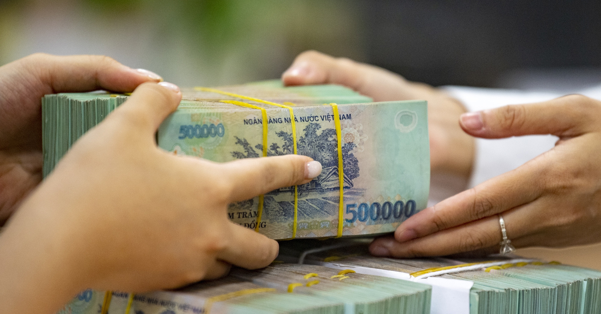 Lãi suất vay mua bất động sản biến động, có những khoản vay sẽ phải chịu lãi "căng"