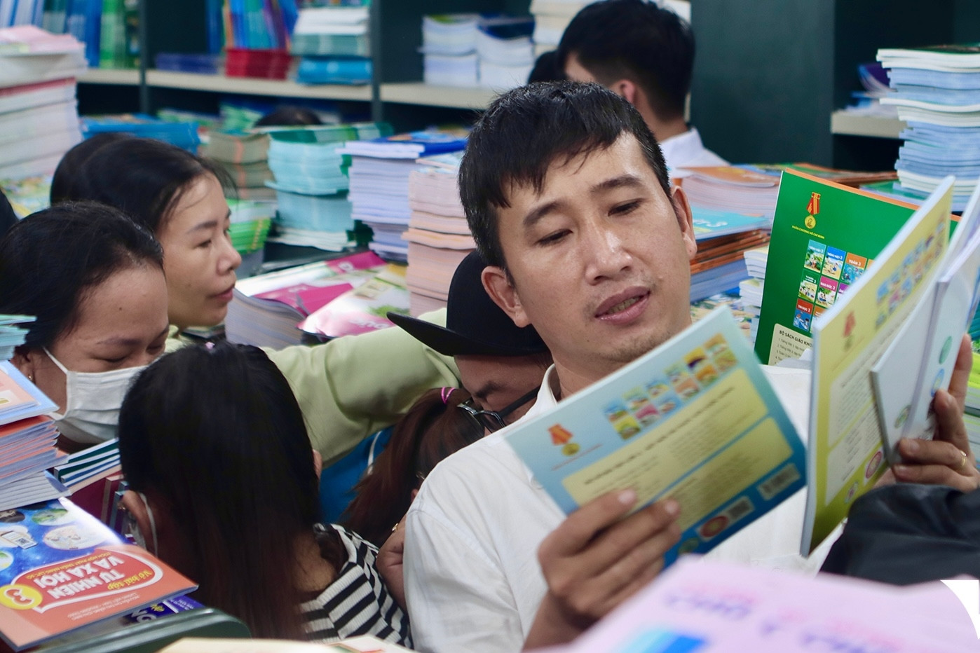 NXB Giáo dục Việt Nam lý giải tình trạng ùn tắc và 'sốt' sách giáo khoa ở TPHCM