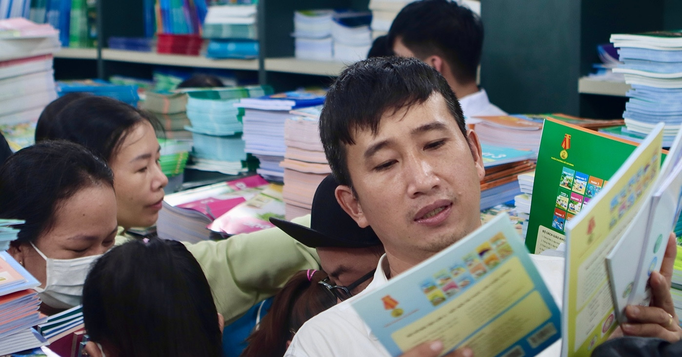 NXB Giáo dục Việt Nam lý giải tình trạng ùn tắc và &amp;apos;sốt&amp;apos; sách giáo khoa ở TPHCM