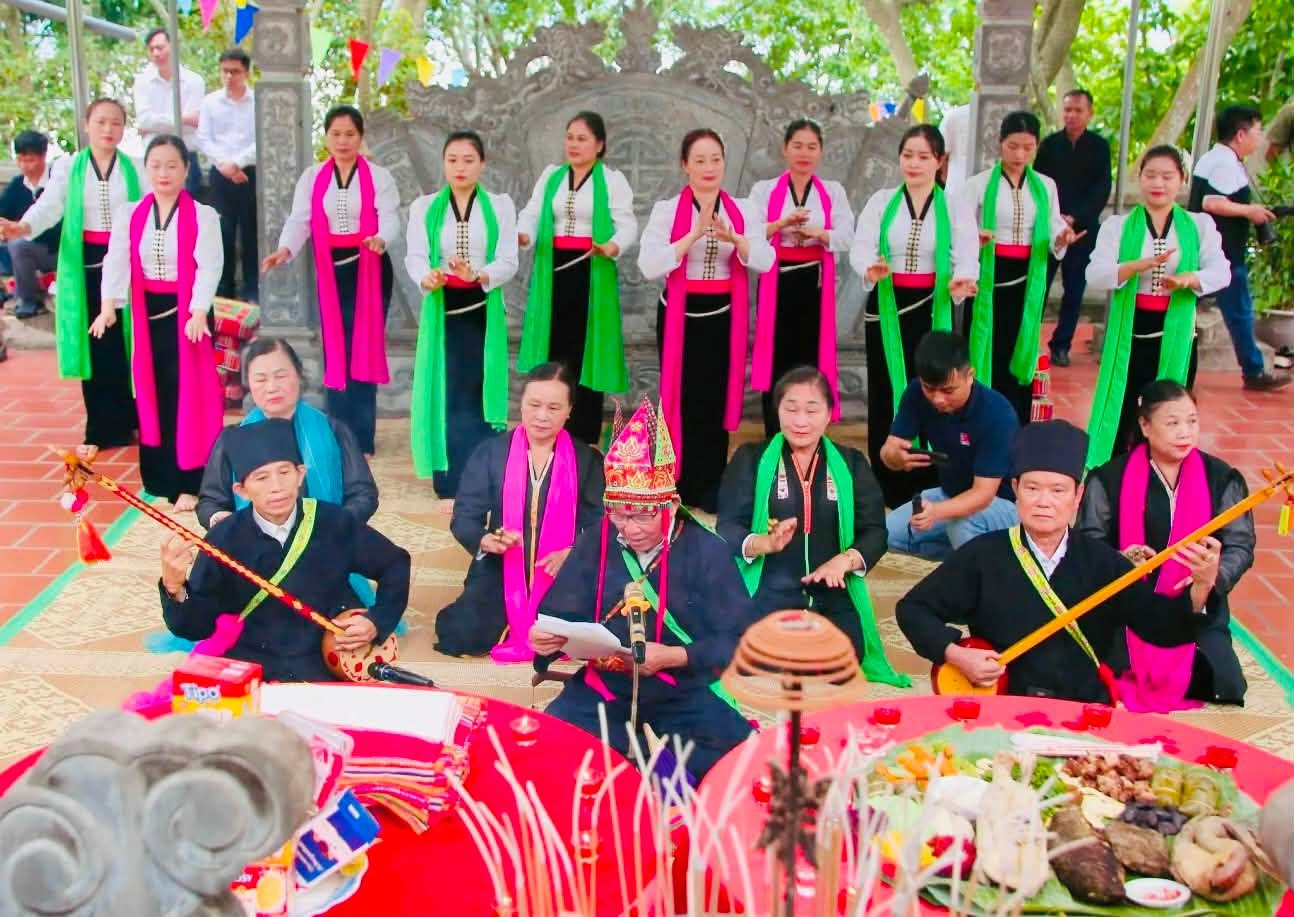 Người Thái Trắng gửi lòng biết ơn tổ tiên, thần linh và ước mong mưa thuận gió hoà, mùa màng tốt tươi. Ảnh: CTTĐT xã Mường Chiên