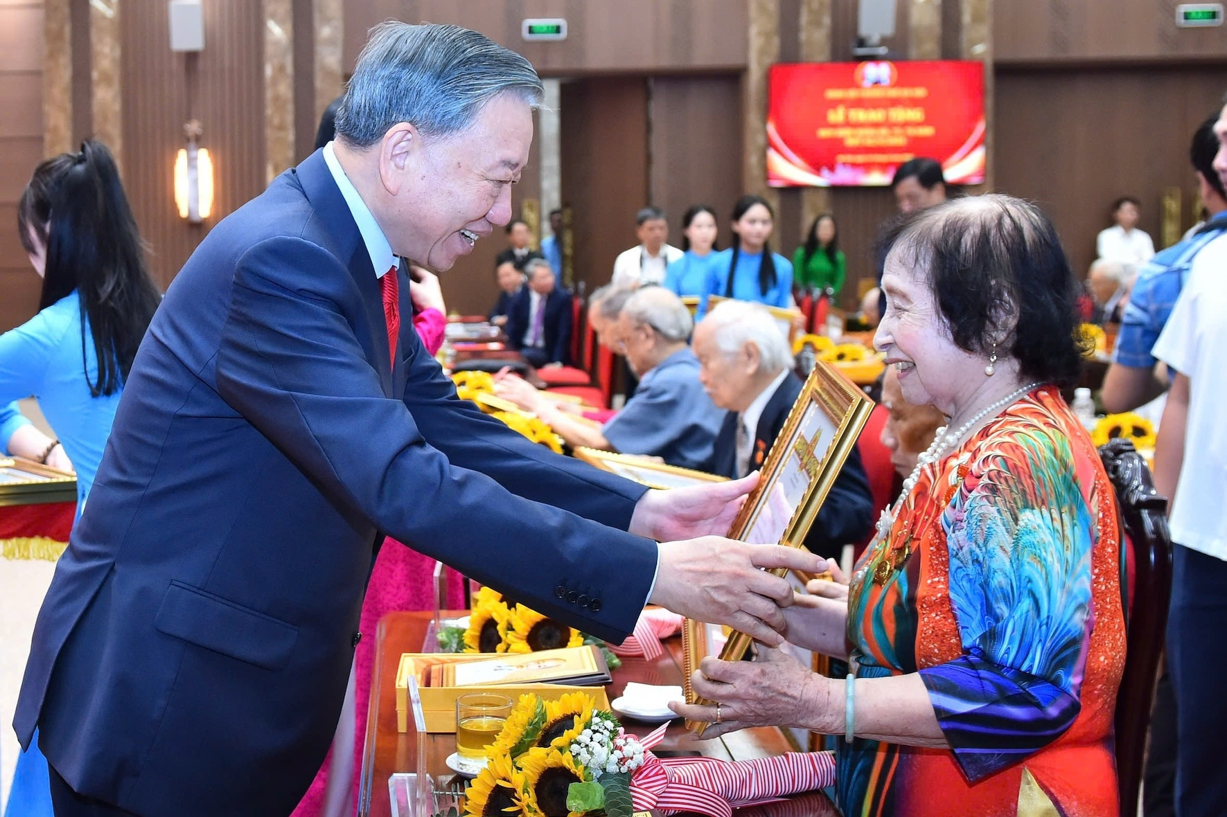 Tổng Bí thư, Chủ tịch nước trao Huy hiệu Đảng tặng đảng viên lão thành Thủ đô