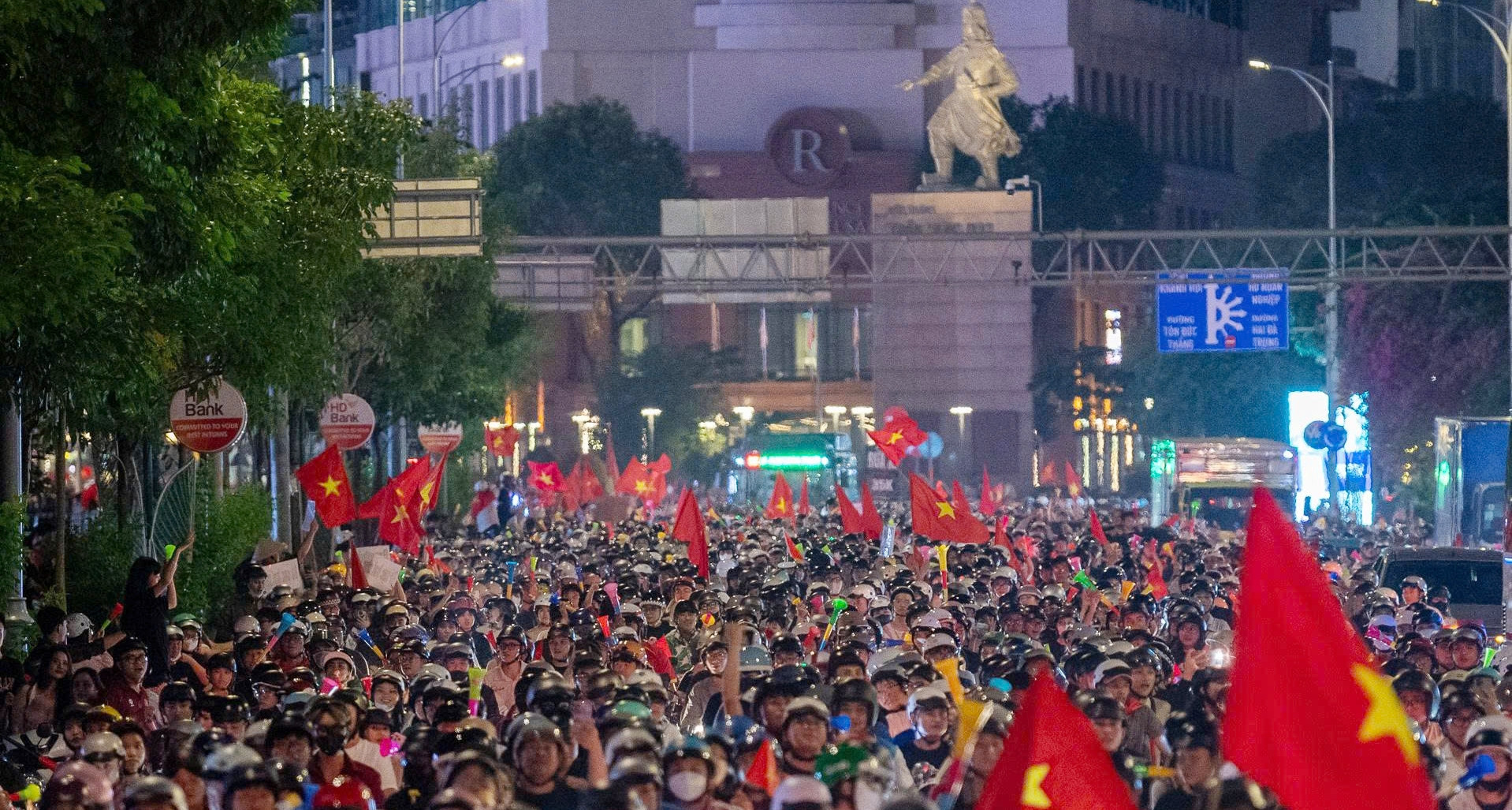 TPHCM đêm không ngủ, rực sắc đỏ mừng Việt Nam vô địch