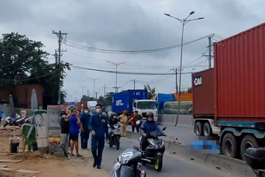 Văng qua làn ô tô, người đàn ông bị xe container cán tử vong