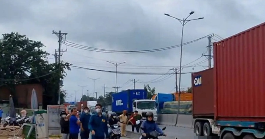 Văng qua làn ô tô, nam thanh niên bị xe container cán tử vong