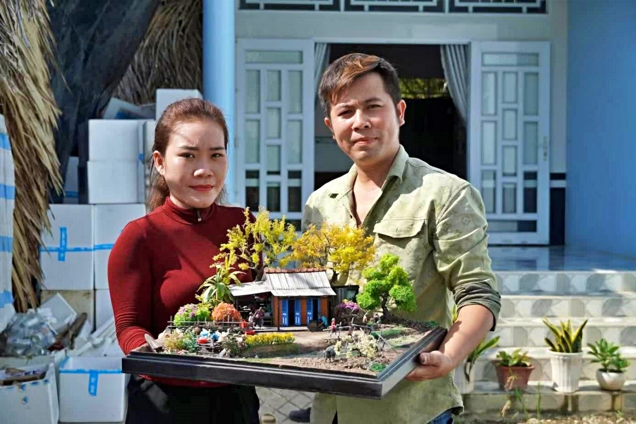 Vợ chồng Cà Mau biến đũa tre, vỏ lon bia thành những ngôi nhà đầy ký ức