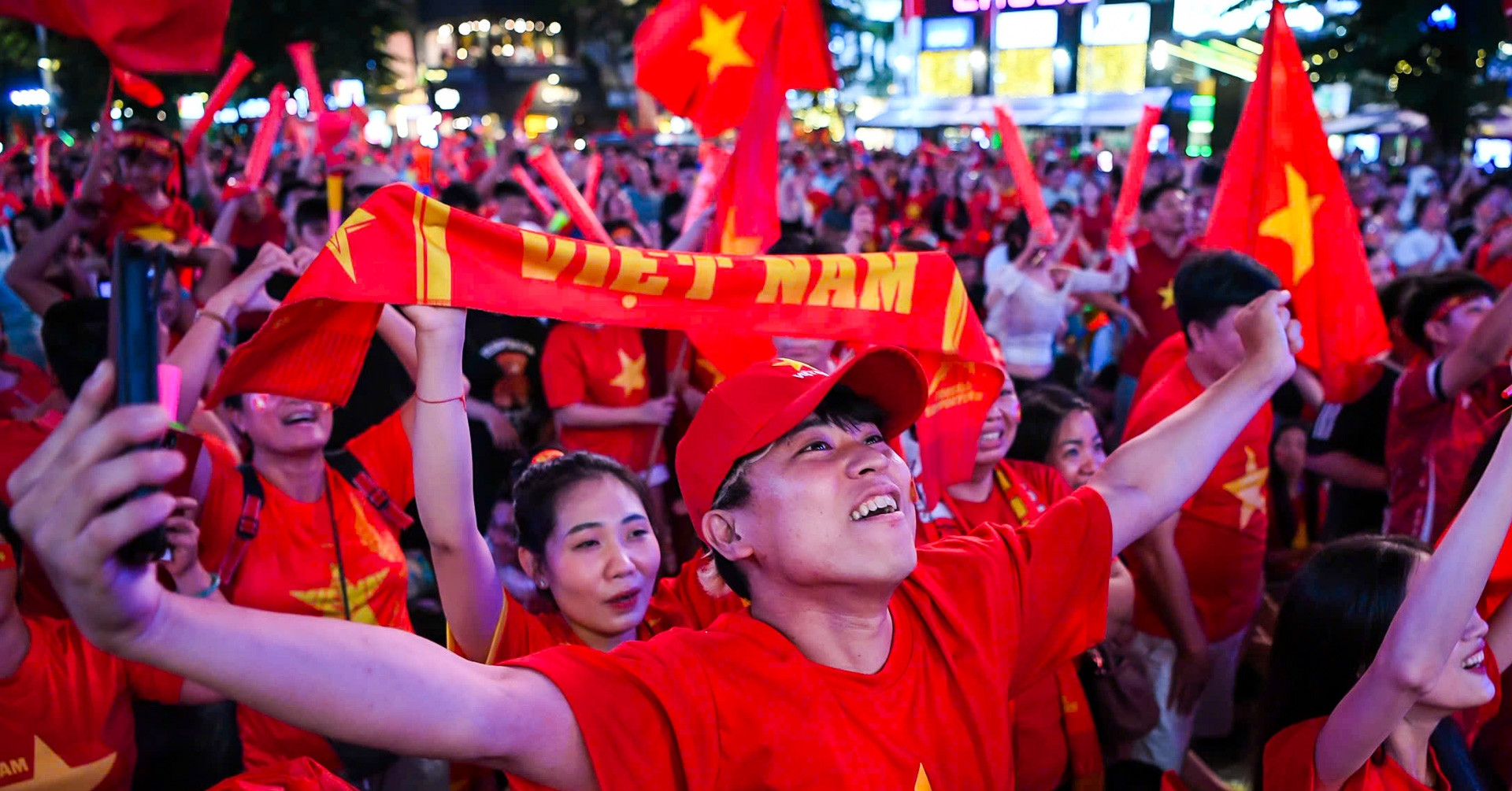 Vỡ òa cảm xúc mừng đội tuyển Việt Nam vô địch ASEAN Cup 2026