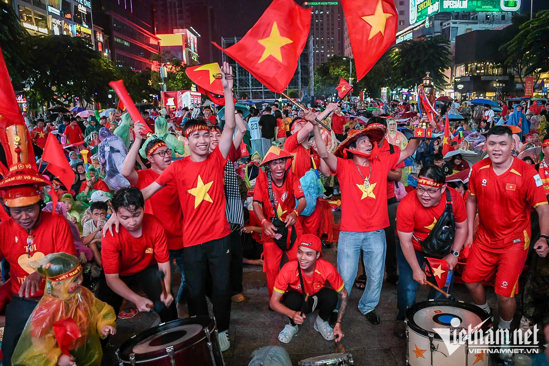 https://static-images.vnncdn.net/vps_images_publish/000001/000003/2026/8/26/w-cdv-bong-da-aseancup-3933.jpg