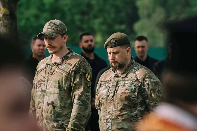 2 chi huy Ukraine dieu den Donetsk.jpg