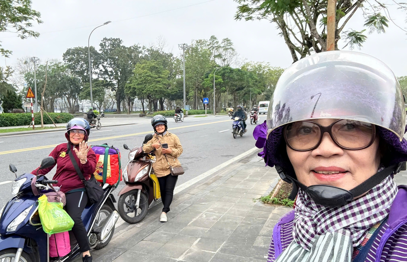 3 cô giáo về hưu gần 70 tuổi tự lái xe máy từ Đồng Tháp ra Hà Nội du lịch