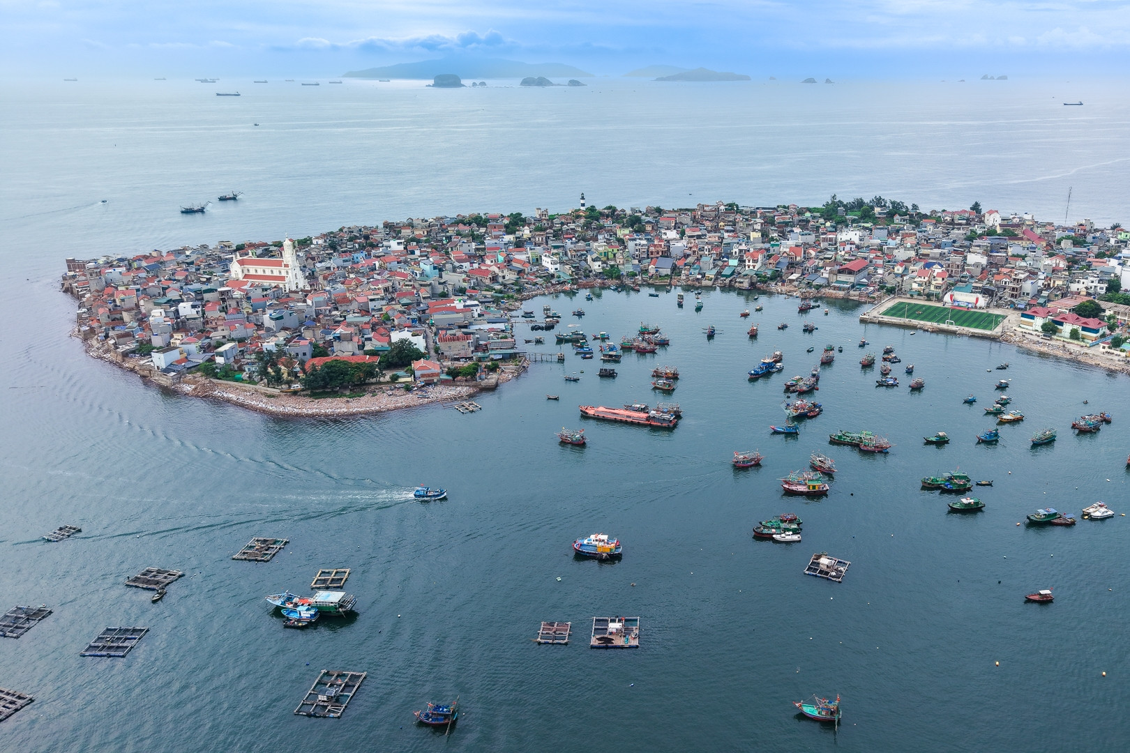 Địa điểm du lịch 2/9 gần Hà Nội: Lên núi bay dù lượn, ra biển đi chợ làng chài