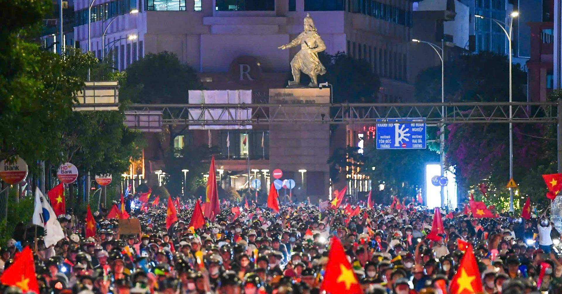 Biển người TPHCM &amp;apos;đi bão&amp;apos; xuyên đêm mừng tuyển Việt Nam vô địch