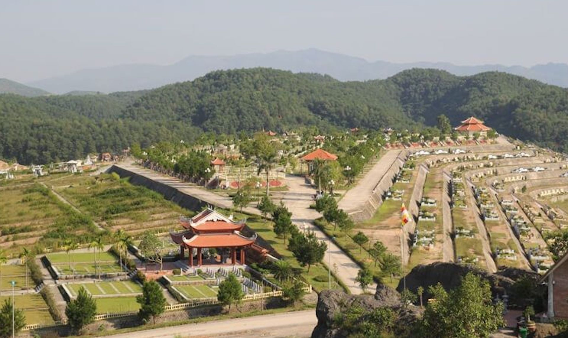 cong vien nghia trang lac hong vien vietnamnet 2.jpg