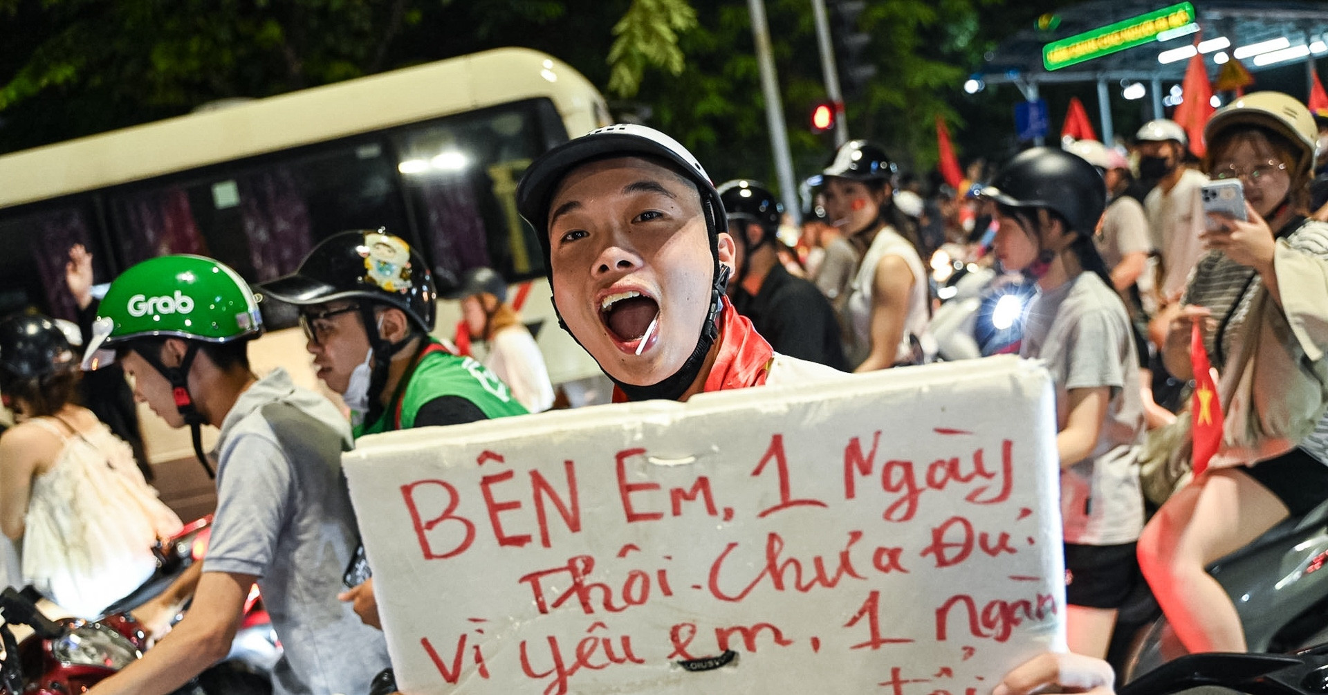 Độc lạ dụng cụ ‘đi bão’ của người Hà Nội mừng tuyển Việt Nam vô địch