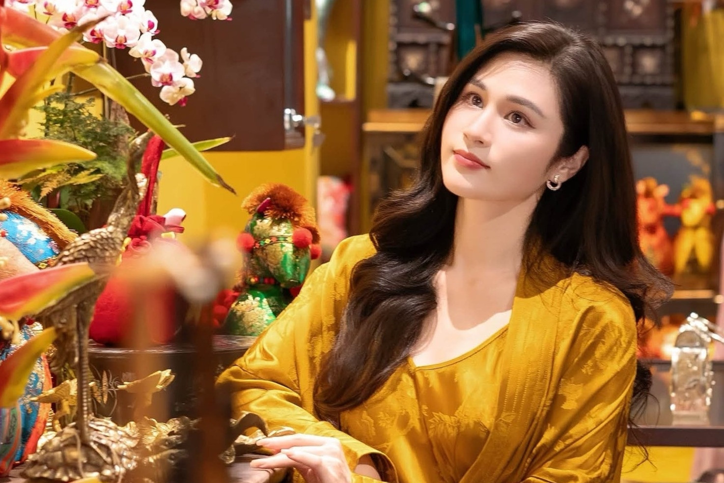 Đời thường đẹp mê li của BTV Thời sự 19h VTV, NSƯT Lan Anh vai trần gợi cảm