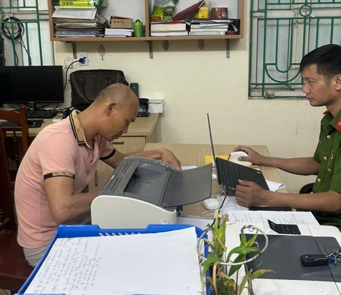 Đối tượng Trần Văn Tuân tại Cơ quan Công an xã Tiên Lữ.jpg